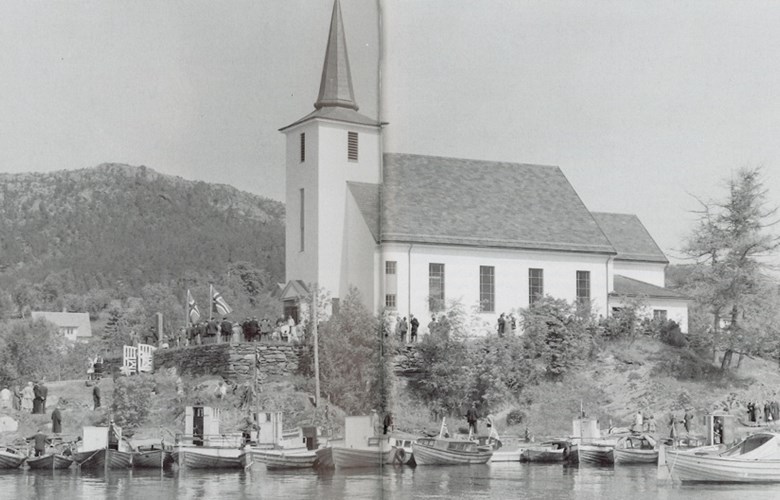 Under vigslinga av Stavang kyrkje, 16. juni 1957, kom det 90 båtar på hamna og 1500 menneske som ville inn, men flesteparten måtte nøye seg med å følgje preika gjennom høgtalaranlegget ute.
