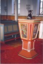 Døypefonten har fire sider med mosaikk. Motiva er "Den sigrande Kristus", dua er symbol for Den Heilage Ande, og ei kvinne som held fram barnet sitt.
