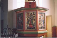 Preikestolen har fem felt med mosaikk. Motiva er "Maria med Jesusbarnet" og påskehendinga.
