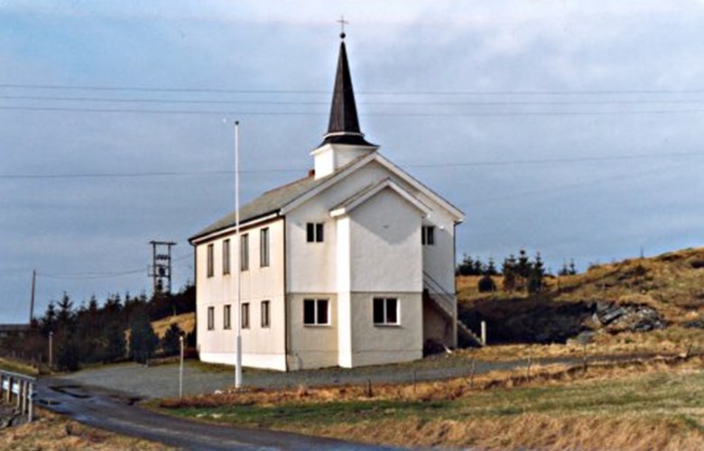 Om lag 100 tonn teglstein frå Helle Teglverk i Holmedal gjekk med då bygdefolket på Værlandet reiste gudshuset sitt.
