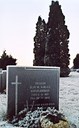 Minnesteinen på grava til Olav Hjelle er 67 cm brei og 67 cm høg. 
