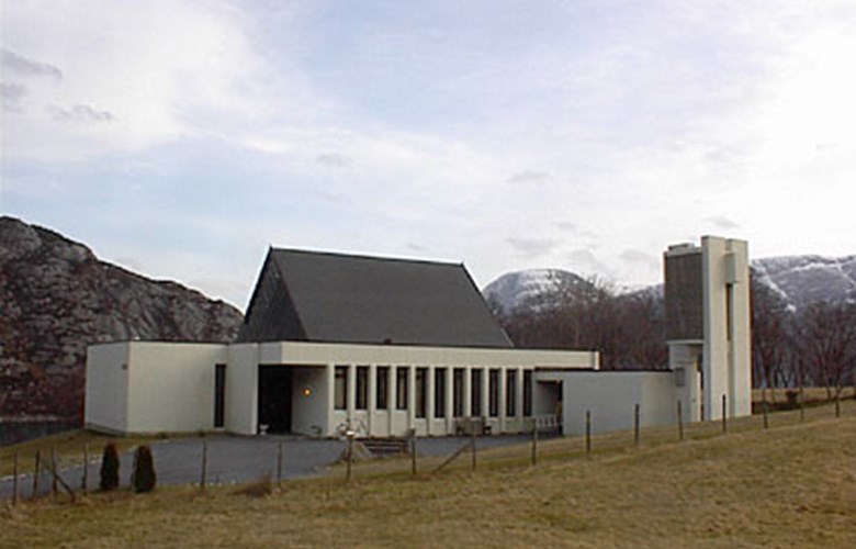 Den moderne arbeidskyrkja i Berle er noko mindre enn opphavleg tenkt. Ho har tydeleg likskap med Nordsida kyrkje på Blakset i Stryn.
