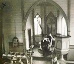 Frå bryllaupet til Magdalena Nicoline Stavøy og Alfred Elias Myklebust i 1921. Biletet syner korpartiet og preikestolen i Midtgulen kyrkje.
