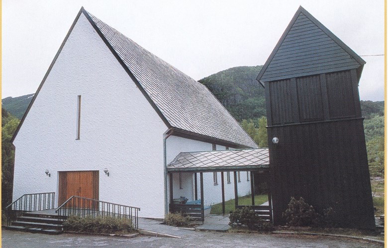 Svelgen kapell er ei moderne kyrkje, ein mellomting mellom tradisjonell kyrkje og arbeidskyrkje.
