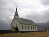 Folket i Davik er stolte over kyrkja si, og det med god grunn. Ho ligg fint til like ved fjorden, omkransa av ein velstelt kyrkjegard.
