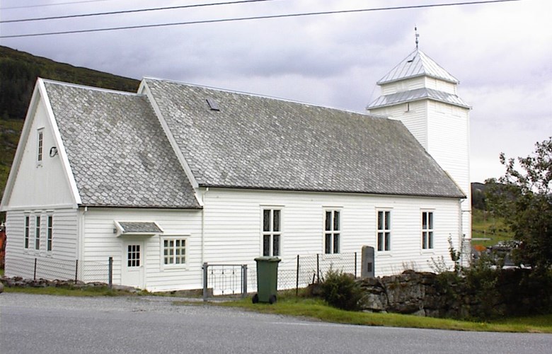 Både i stil og byggjemåte er Rugsund kyrkje svært lik den to år yngre Utvik kyrkje. Utgangspunktet for begge kyrkjene var ei typeteikning laga av arkitekt Hans D. F. Linstow.

