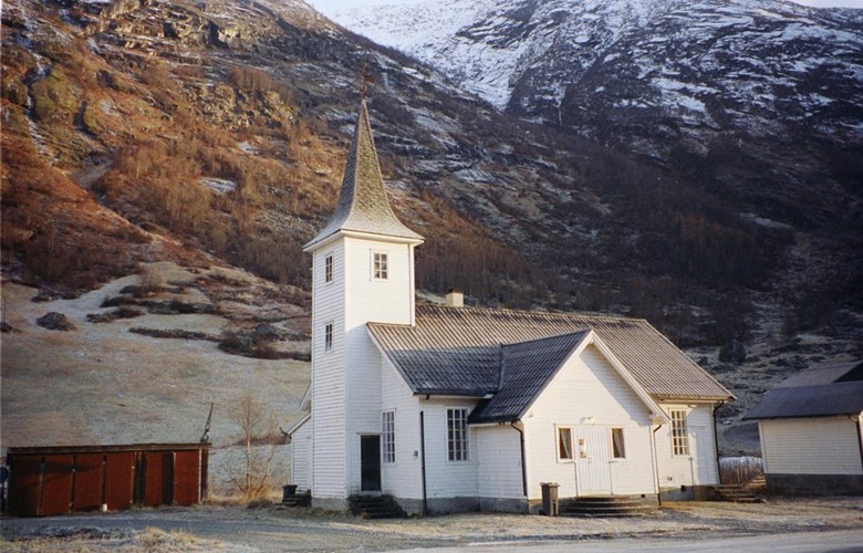 Veitastrond kapell er bygt i fleire etappar og er mykje forandra sidan det var nytt.
