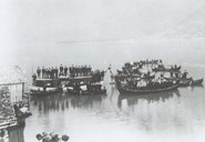 "Motoren" (t.v.) gjekk i rute på Veitastrondsvatnet frå 1905. Bilete er teke på Nes i 1906. Den største av robåtane (t.h.) vart kalla "Storebaoten". Dei kunne frakte opp til 10 kyr i han.