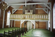 Veggene i kyrkja er trekvite og elles er mykje av inventaret måla i grønt. Orgelet på galleriet er frå 1992.
