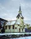 Den kremgule kyrkja i Gaupne står fint på ei flate i Gaupne, kommunesenteret i Luster kommune.

