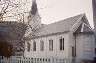 Dagens kyrkje i Fortun er ei tradisjonell langkyrkje, slik dei vart bygde på andre halvdel av 1800-talet.