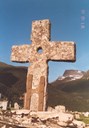 Krossen i Amerika er ein tilnærma replika (kopi) av steinkrossen ved kyrkja i Loen.
