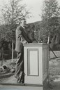 Frå avdukingshøgtida på Austrheim, 28. august 1955. Pastor Hofrenning på talarstolen. Han takka for gåva og gav ei utgreiing om krossen som symbol og kristendommen sitt merke ned gjennom tidene.