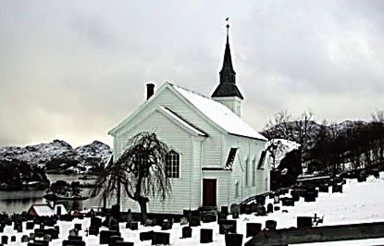 "Millom bakkar og berg ut med havet" ligg Solund kyrkje på Hardbakke. Kyrkja sett frå aust. Under hengjepilen er grava til den fyrste soknepresten i Solund, Jon Andersen Raklev Kvaale.
