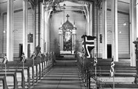 Kyrkja er pynta med norske flagg og bjørkelauv. Preikestolen er dekka av eit stort norsk flagg. Ein skulle tru det var markeringa av 17. mai, men biletet er datert til 23. mai 1923.
