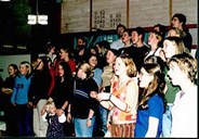 <p>Fr&aring; inspirasjonshelga i Sandane kyrkje 24.-25. november 2001, arrangert av Norges KFUK-KFUM. Om lag 50 deltakarar og leiarar var samla i to dagar og l&aelig;rte nok songar, dans og drama til &aring; kunne avslutte helga med ein konsert. Dei forn&oslash;gde deltakarane vart leda av eit flott Ten-Sing starter-team fr&aring; Bergen/Oslo.</p>