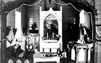 Frå 50-årsjubileet til kyrkja i 1930. Altertavla har motivet "Jesus blir døpt av Johannes". Fram til 1907 stod her ein kross.