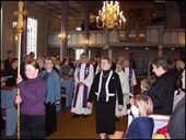 Interiørbilete frå Vik kyrkje. Biskop Ole Danbolt Hagesæther (bakerst) var på visitas i Vik frå 25. november til 1. desember 2002. 
