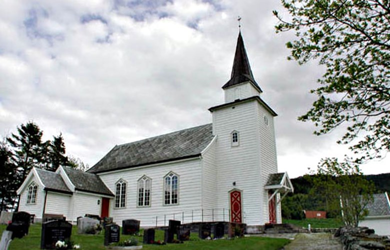Vangsnes kyrkje vart bygd i 1861. Sokneprest Sverdrup var arkitekt.

