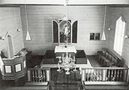 Interiøret før restaureringa i 1986. Preikestolen vart flytta frå sør- til nordveggen i 1958.
