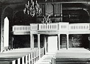 Eit fint innslag i interiøret er galleriet som er frambygt med eit midtparti i åttekantform. Det vert halde oppe av fem søyler. Her står orgelet som vart montert i 1913.
