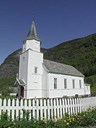 Spiret på Fresvik kyrkje startar med ei åttekanta ramme som endar i ein spiss med kule og kross. Sjølve tårnfoten er firkanta og står inntil vestgavlen på kyrkjebygget.
