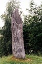 Runesteinen på Stedje står kring 100 meter søraust for kyrkja.