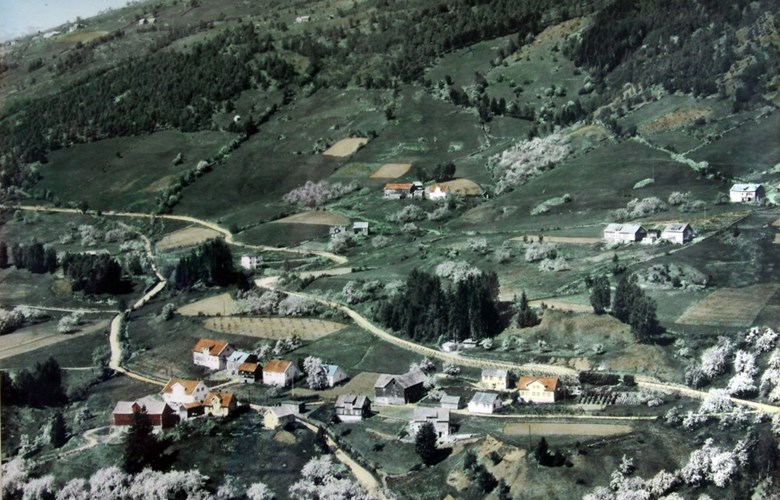 Flyfoto over tunet på Kvåle, 1959.

