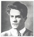 Schrøder Evensen (1906-1944) vart arrestert av SIPO i heimen sin 7. september 1944. Omkom natt til 8. september då han greidde å hoppa over bord frå ei gestaposkøyte på leit etter våpenlager i Solund.
