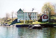 Hotellet i sveitserstil vart bygt i 1891. Til høgre for hotellet står ein eldre bustad som no vert brukt til vedhus.
