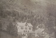 I 1911 bygde Korsvold nytt våningshus på farsgarden Krossvoll. Her er familien på garden oppstilte framfor huset i høve fotograferinga.
