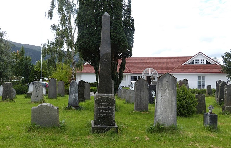 Minnesteinen over Haakon Aasvejen står på det sørvestre feltet på kyrkjegarden ved Eid kyrkje. Steinen vart truleg reist i 1920.