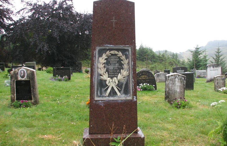 Krigsgrava på kyrkjegarden på Novelandet. Den norsk-amerikanske soldaten Lorents Ulriksen Bakke vart gravlagt her den 16. mai 1922.