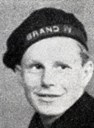 Hilmar Haug (1923-1942) var mannskap på d/s "Leikanger" som krigsforliste i det sørlege Atlanterhavet 27. juli 1942. Her er han fotografert med sjøgut-skulelua "Brand IV" på hovudet.