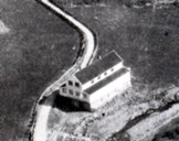 Utsnitt av biletet over. Det gamle bedehuset på Hafslo. I 1964 reiv dei huset og bygde nytt. 