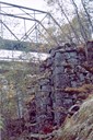 To bruer over Leirdøla ved Leirmo og spor etter ei tredje på sørsida av elveløpet.
Kvelvingsbrua i stein var ferdig i 1906, stålfagverksbrua i 1934 og dagens betongbjelkebru (lengst unna) seinhaustes 1975.