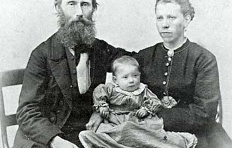 Tycho Christoffer Jæger, kona, Bergithe Amalia, og truleg den eldste av barna, Øllegaard (f. 1871).