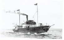 Dette biletet av D/S "Framnæs" la Sverre Morken til grunn då han laga Framnæs-frimerket til postjubileums-utgåva i 1996. Dampskipet "Framnæs" på 247 tonn dw vart levert frå skipsverftet A. Denny i Dumbarton i Skottland. Skipet hadde ein to-sylindra maskin og gjorde ein fart på 10 knop. I 1909 vart båten påbygd ved Akers mekaniske verksted i Oslo. Fire år seinare grunnstøytte båten og sokk i Nesefjorden i Solund, men vart heva, reparert og sett inn att i rutefart. Den 8. november 1944 vart "Framnæs" påteken av allierte flystyrkar i Frøysjøen. Fem passasjerar og ein matros miste livet. Like mange vart såra. Båten gjekk no i opplag, men vart reparert ei tid seinare og teken i bruk på ny. Men gamle "Framnæs" song på siste verset. I 1951, etter 93 års teneste, gjekk  turen til eit skipsopphoggingsfirma i Antwerpen.