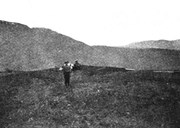 Bergahaugen på Eggja, der runesteinen vart funnen i 1917. Truleg er det dei som fann steinen, Nils J. Eggum og sonen Johannes som er avbilda.