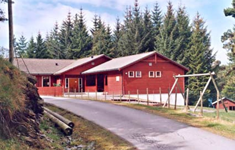 Svanøy skule- og grendehus 2004, bygd i 1982 og påbygd i 1991 (fløyen til høgre)