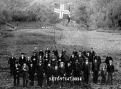 Bilete av medlemmer i skyttarlaget på skytebana i Eivaldgjerde på Leikanger i 1905. Skyttarlaga var sentrale i kampen for norsk sjølvstende.