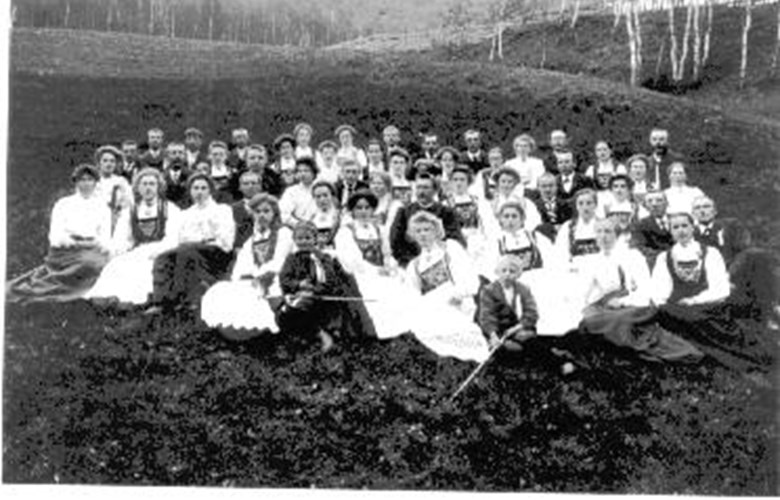 Festkledde ungdomar i Sogndal 17. mai 1908. Mange jenter har skaffa seg nasjonalbunad.