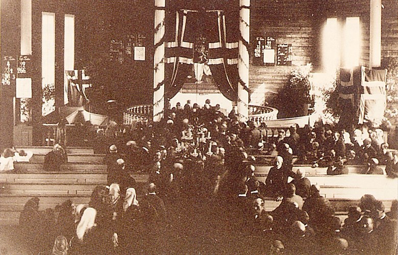 Folkerøysting i Eid kyrkje, 13. august 1905. Kyrkja var pynta med flagg og riksvåpen. Fjordenes Blad skreiv at inngangen til dei to røysteavlukka var dekka med flagg.