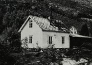 I valboka for Jølster står at folkerøystinga m.a. vart kunngjort ved oppslag på meieria. Jølster hadde ikkje mindre enn 15 meieri i 1905. Dette er Lyngstadfossen meieri i Stardalen som kom i drift i 1902.
