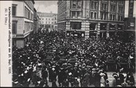 Ein stor folkemasse er samla utanfor lokala til avisa Morgonbladet. Klokka er 17.00 25. november 1905, og semja etter Karlstadforhandlingane vert endeleg offentleggjord.
