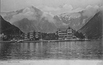 Kongefamilien var innom Balestrand på kroningsferda i 1906. Dei la til kai nedanfor hotellet, og spaserte utetter stranda.