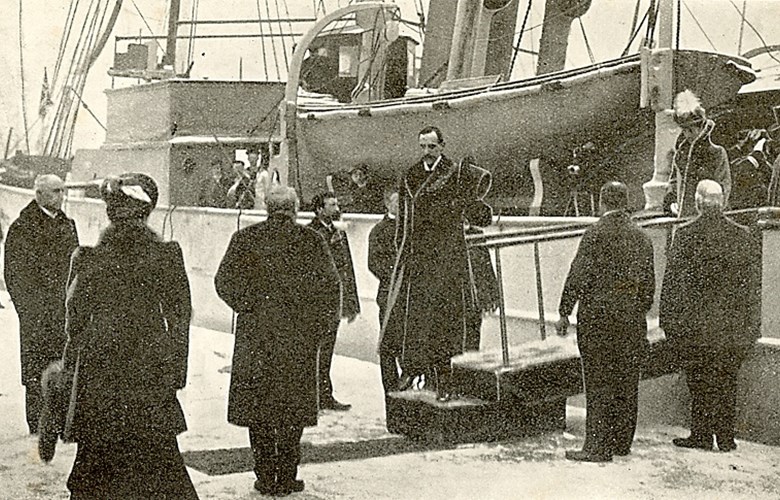 Kong Haakon stig i land i Norge. Hendinga inspirerte Johannes B. Nedrebø i Jølster til å skrive ein 1905-springar.