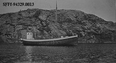 Vågsøy kring 1900. Bilete av fyrste båten til Karl Gaustad. Denne båten tok han med seg frå Ålesund, då han flytta saman med familien til Raudeberg. Med skuta dreiv han aktivt fiske, og livnærte seg og sine. Fisket var vekstgrunnlaget for Vågsøy, ein av kommunane i fylket med sterkast vekst dei siste 100 åra. 





