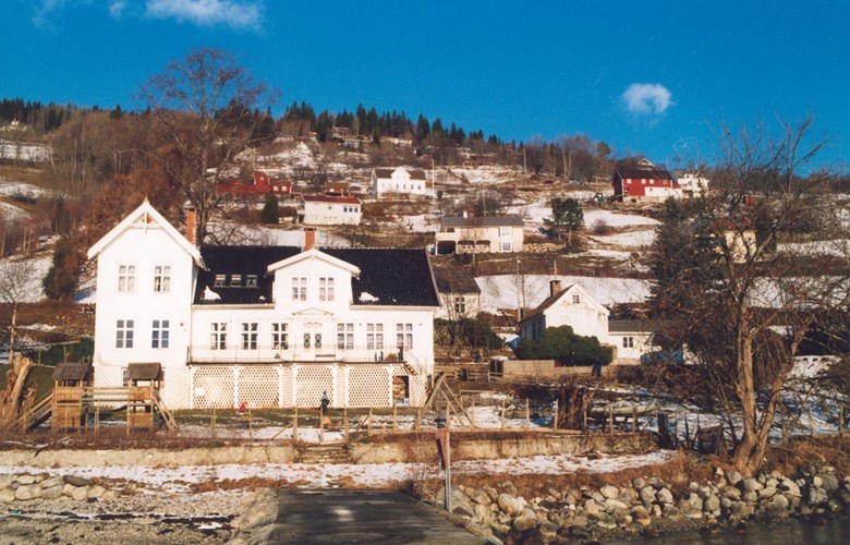 Fylkesmannsgarden på Nybø, Leikanger, i 2005 nytta som barnehage.