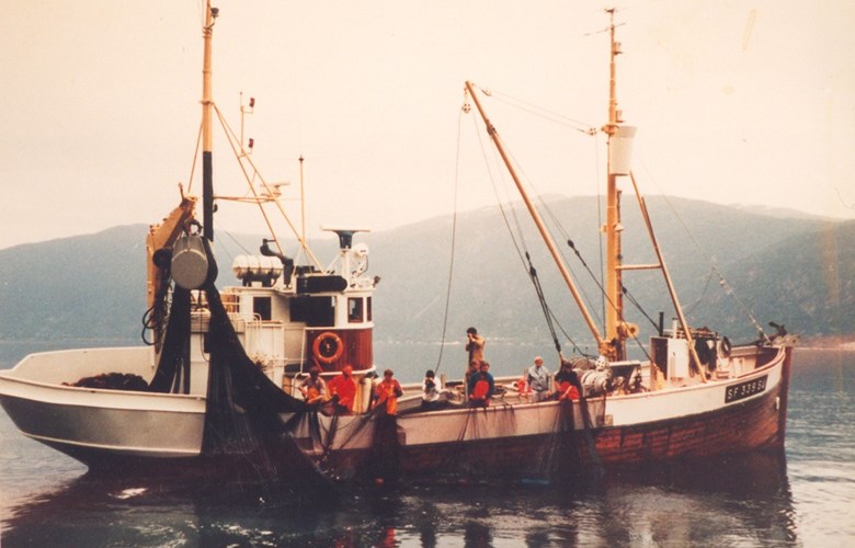 M/k "Saltskaaren" var ein av dei som heldt lengst ut på størjefisket. Etter 35 størjesesongar tok han sine 6 siste størjer i 1986. Den vakre 63 fots båten var driven av erfarne Anton og Arne Saltskår og var ein særs heldig størjebåt. I 1974 hadde dei sesongens største kast, 182 størjer. Biletet er frå brislingfisket der "Saltskaaren" var nærmast legendarisk.<br />
Entusiastar overtok båten til slutt med tanke på å restaurere og verne han. Trass i mykje strev har dei hittil ikkje makta å realisere prosjektet.